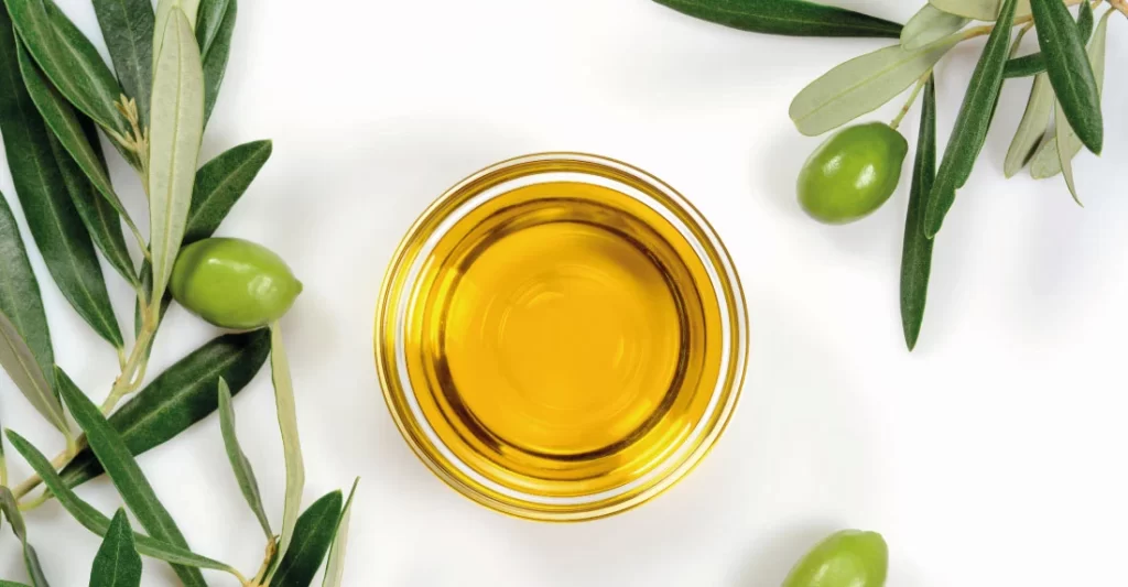 olio extravergine di oliva evo dentro una ciotolina
